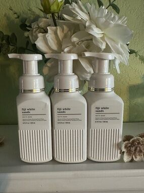 White Barn Fiji White Sands Foaming Hand Soap - White & Gold